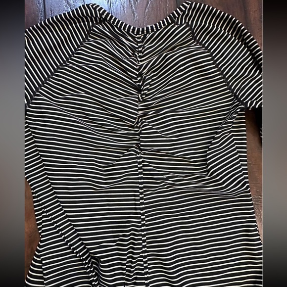 Athleta black and white long sleeve shirt- rouched back detail. size medium - Picture 4 of 4